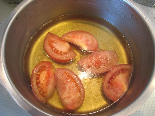水とコンソメとトマトを鍋に入れます