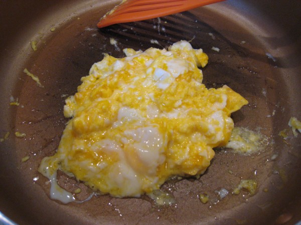 卵を炒めます
