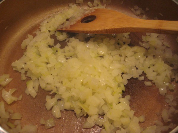 玉ねぎを炒めます。
